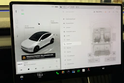 valkoinen Tesla Model Y 2025 kuva 21.