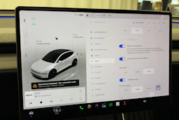 valkoinen Tesla Model Y 2025 kuva 22.
