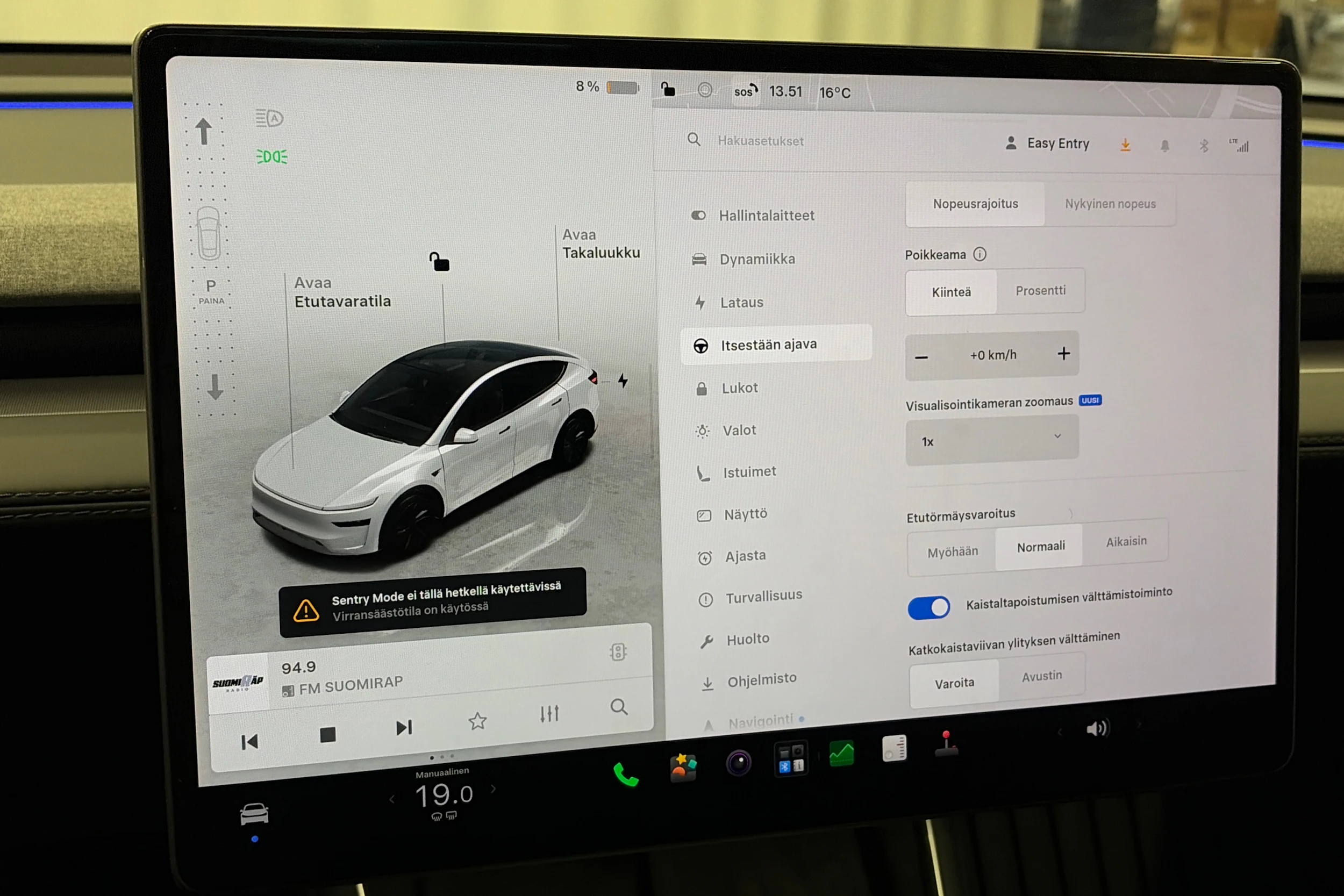 valkoinen Tesla Model Y 2025 kuva 24.