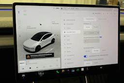 valkoinen Tesla Model Y 2025 kuva 24.