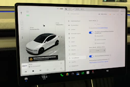 valkoinen Tesla Model Y 2025 kuva 25.