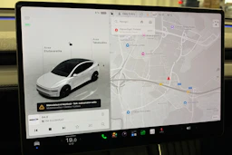valkoinen Tesla Model Y 2025 kuva 26.