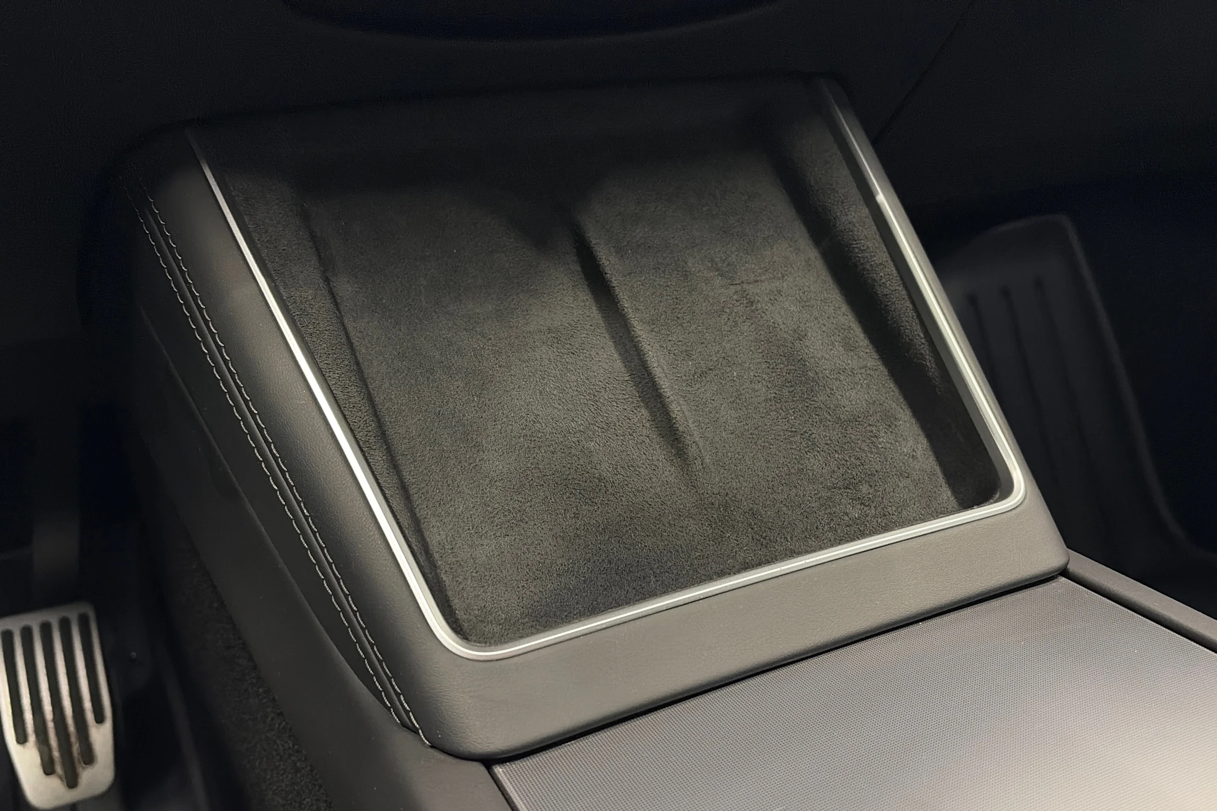 valkoinen Tesla Model Y 2025 kuva 28.