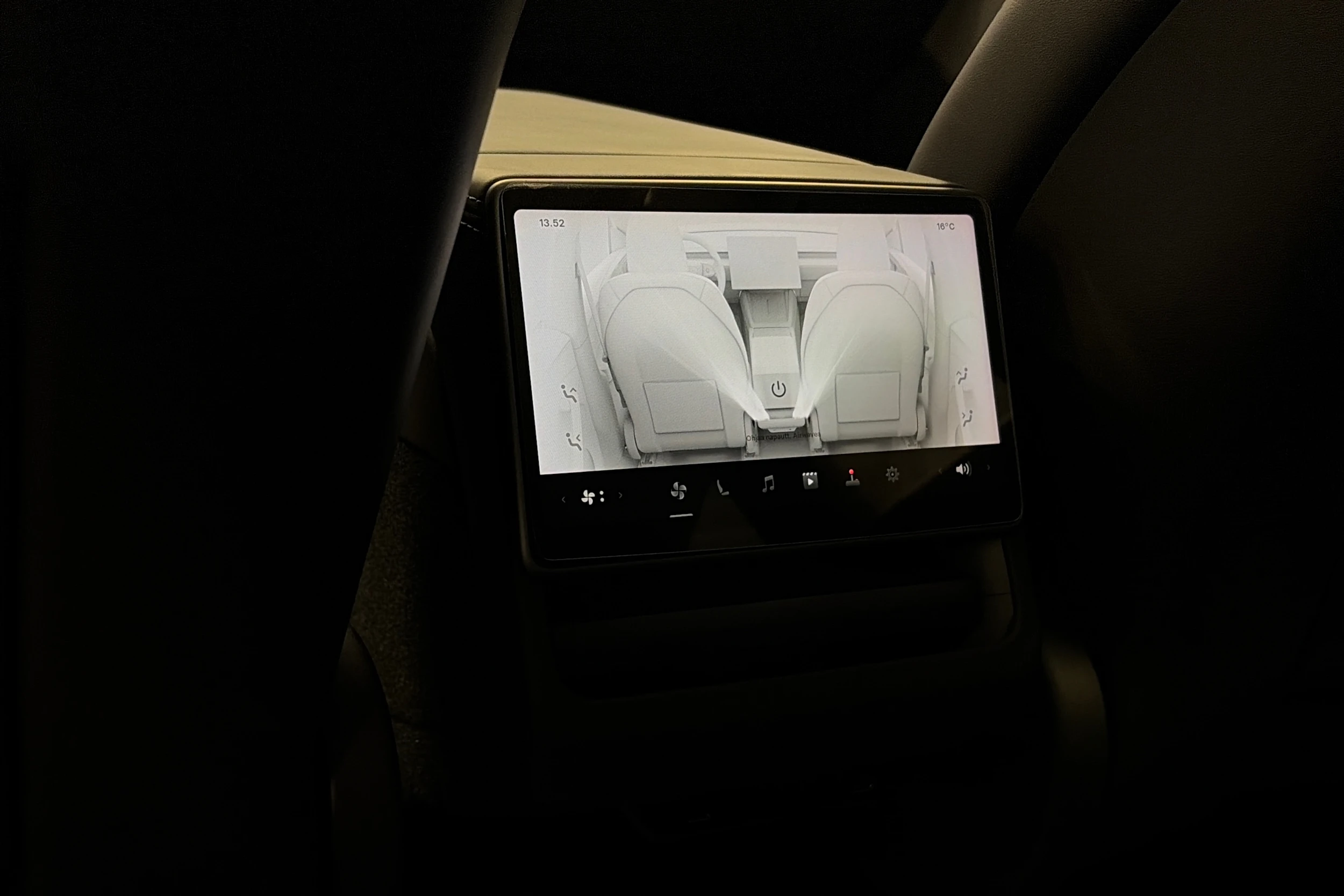 valkoinen Tesla Model Y 2025 kuva 29.