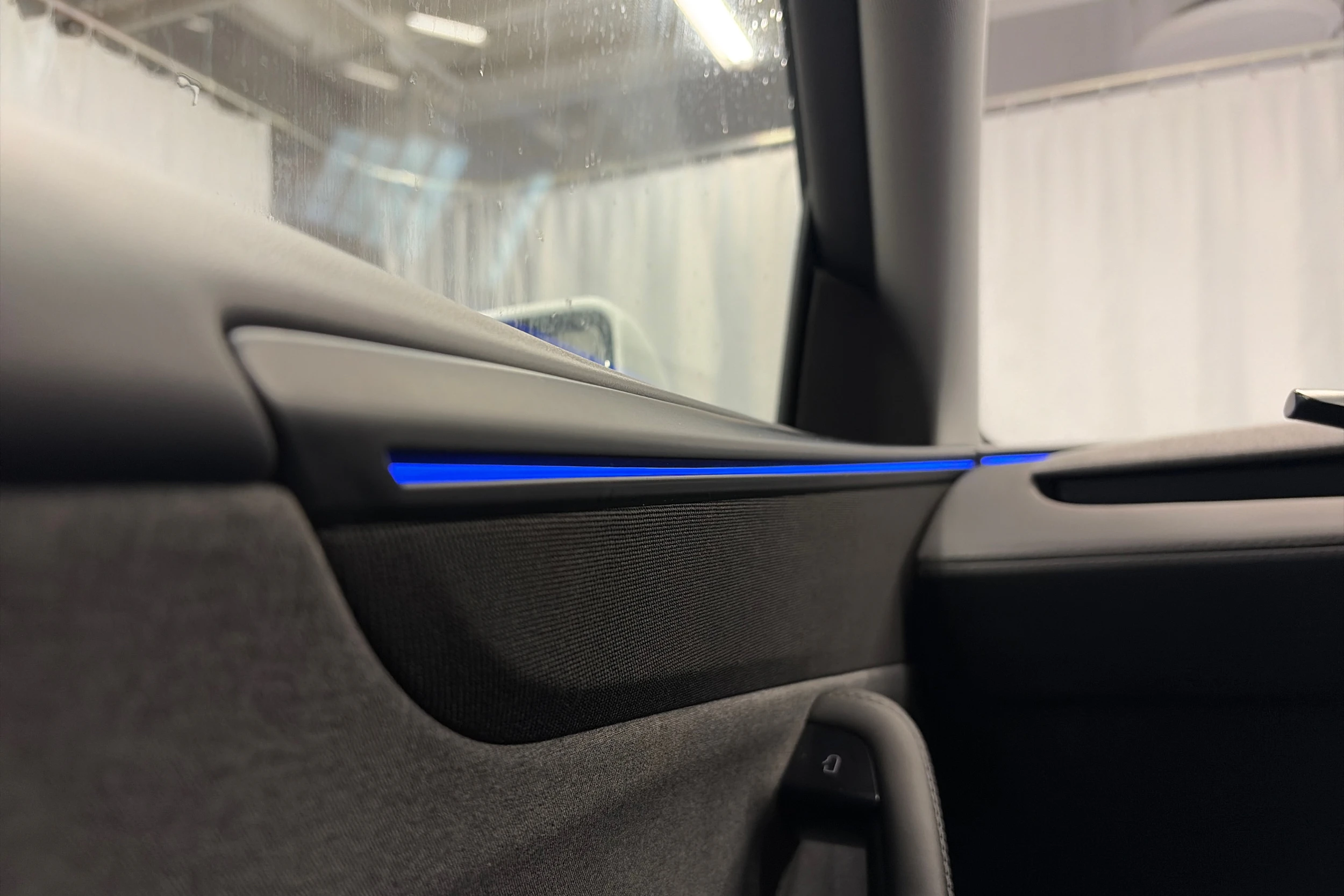 valkoinen Tesla Model Y 2025 kuva 31.
