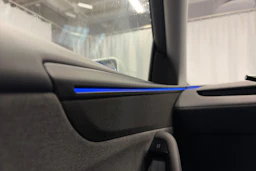 valkoinen Tesla Model Y 2025 kuva 31.