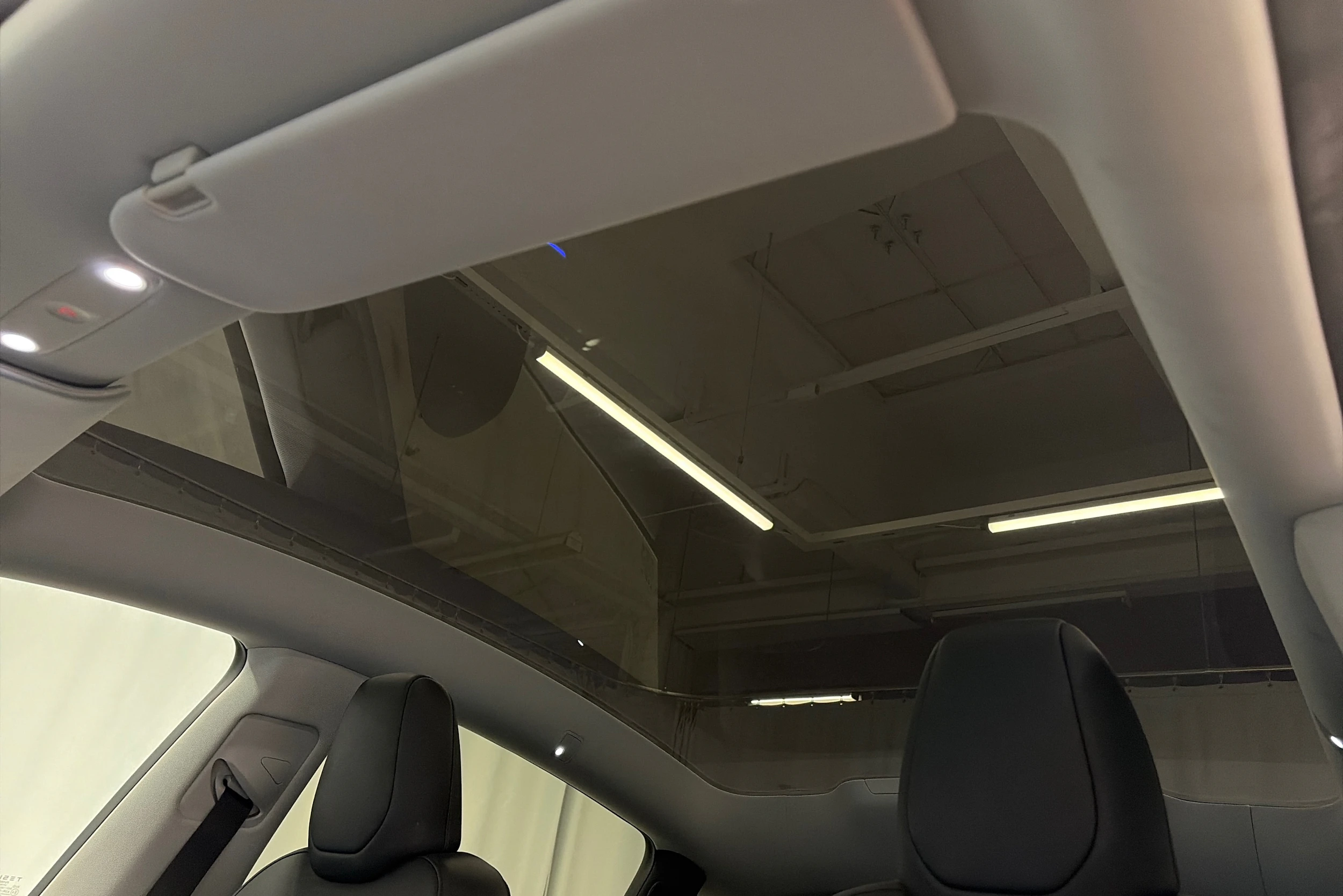 valkoinen Tesla Model Y 2025 kuva 33.