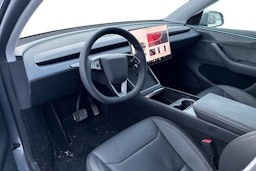 harmaa Tesla Model Y 2025 kuva 3.