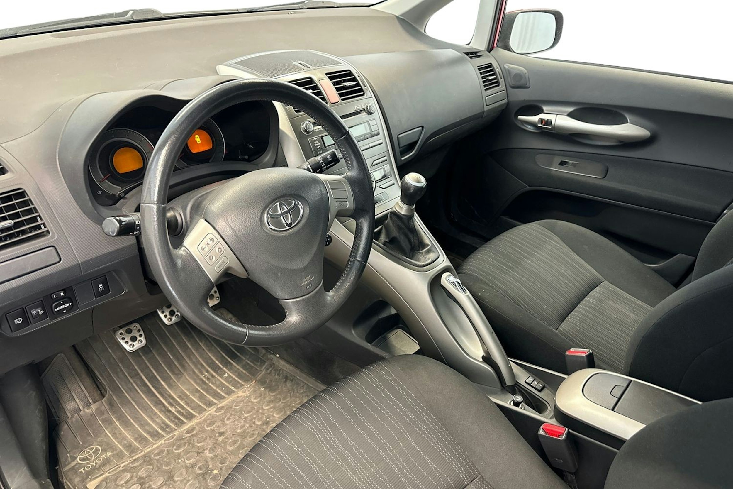 punainen Toyota Auris 2007 kuva 3.