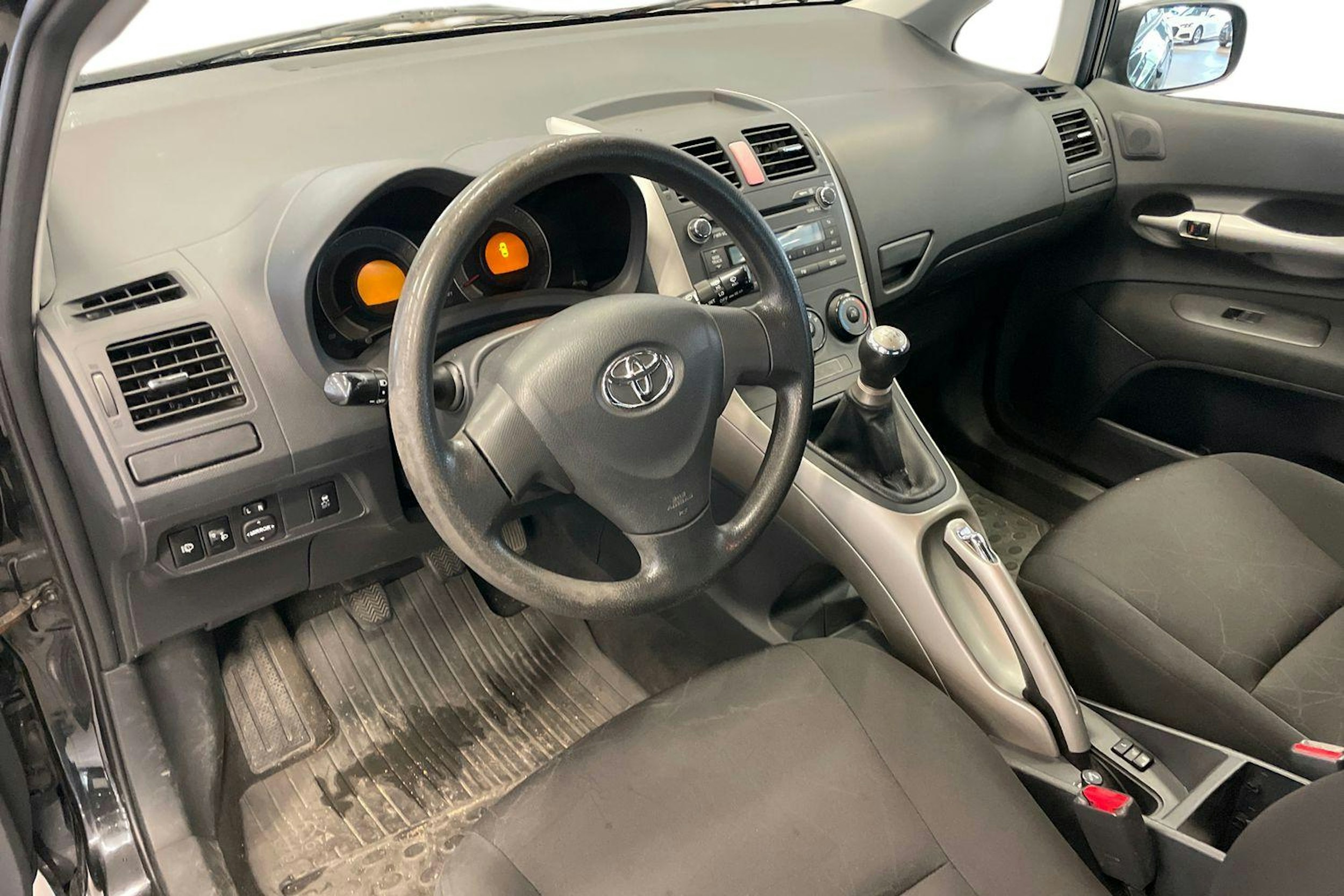 oranssi Toyota Auris 2007 kuva 3.
