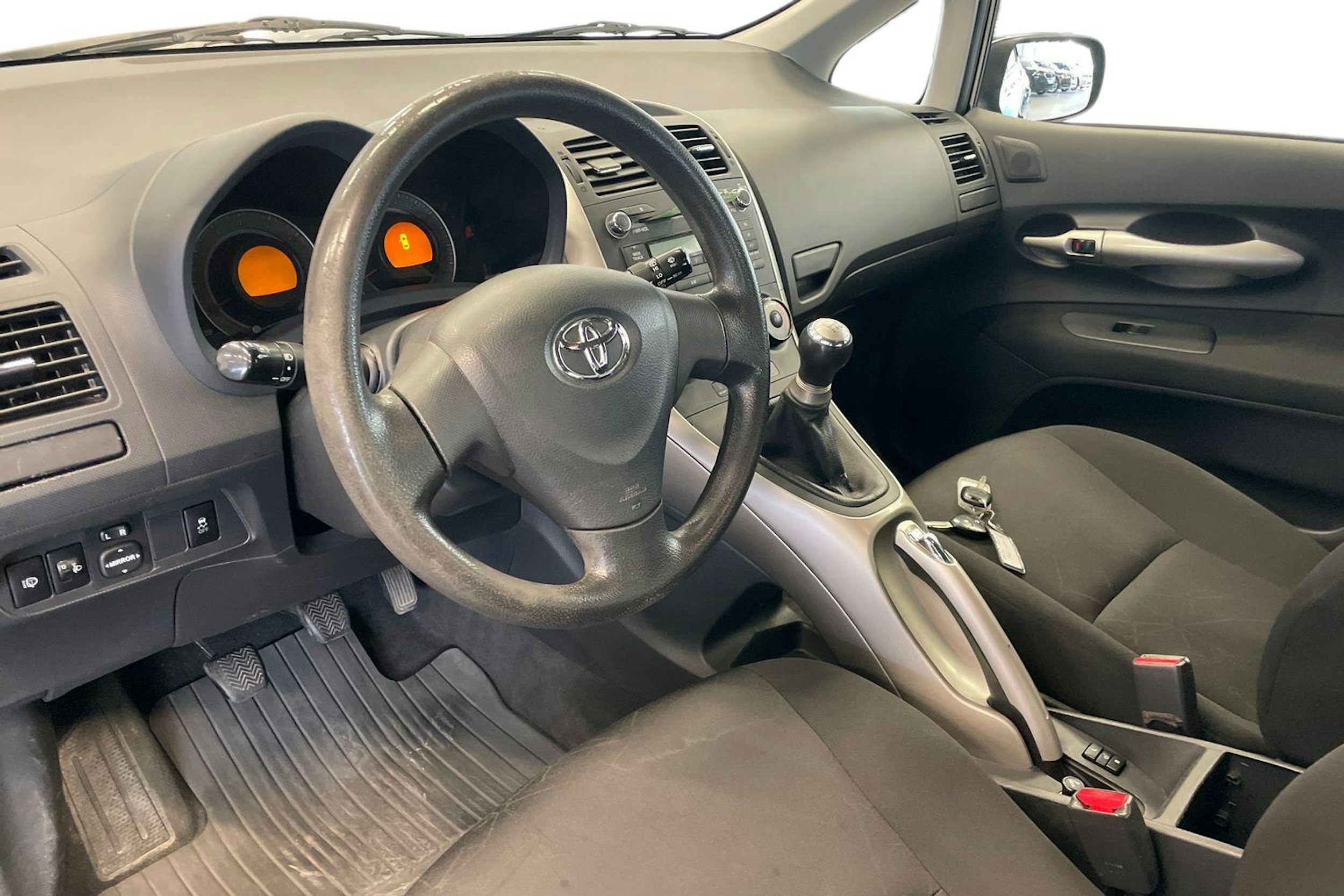 oranssi Toyota Auris 2007 kuva 7.