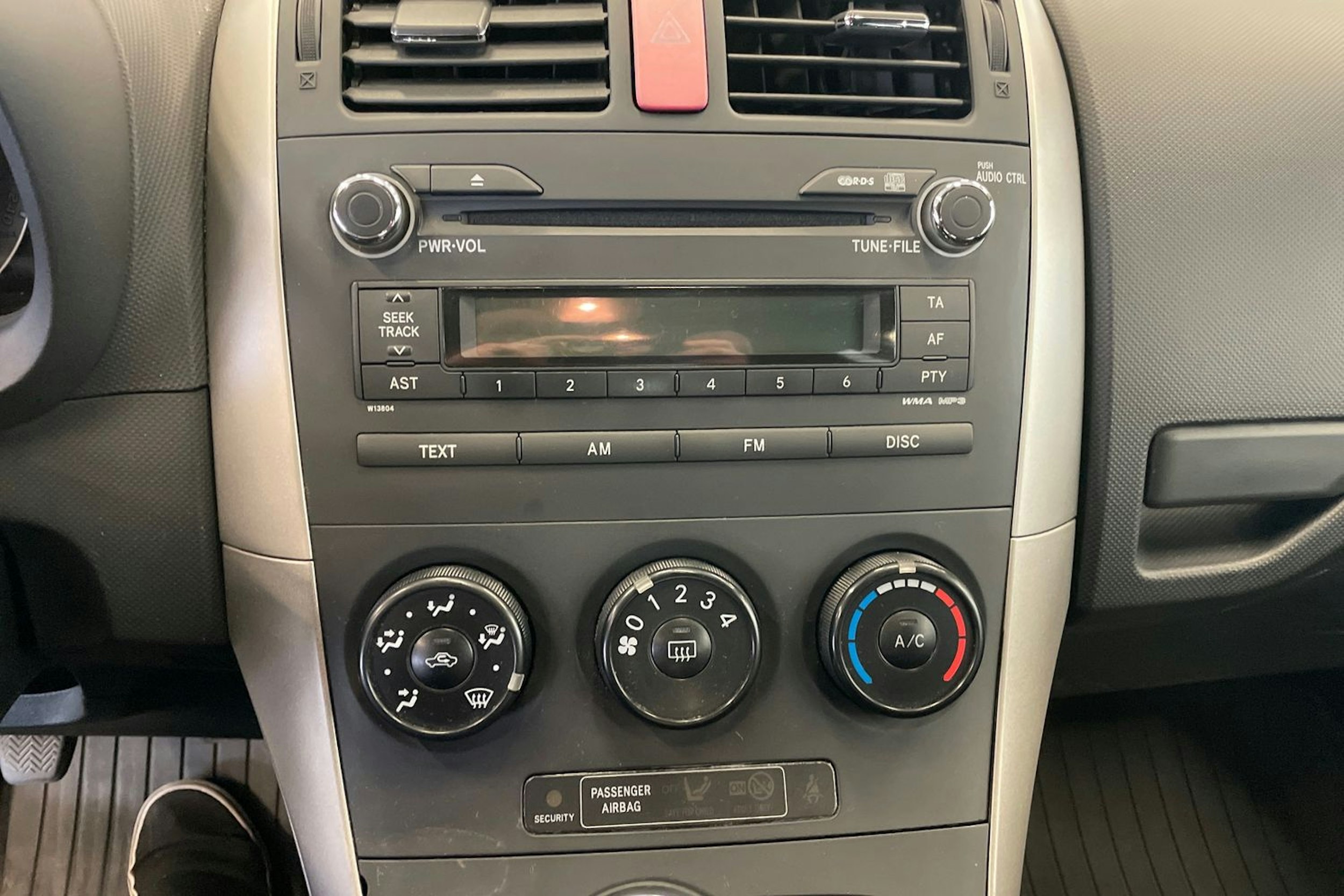 oranssi Toyota Auris 2007 kuva 14.