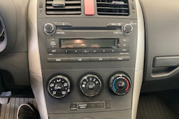 oranssi Toyota Auris 2007 kuva 14.