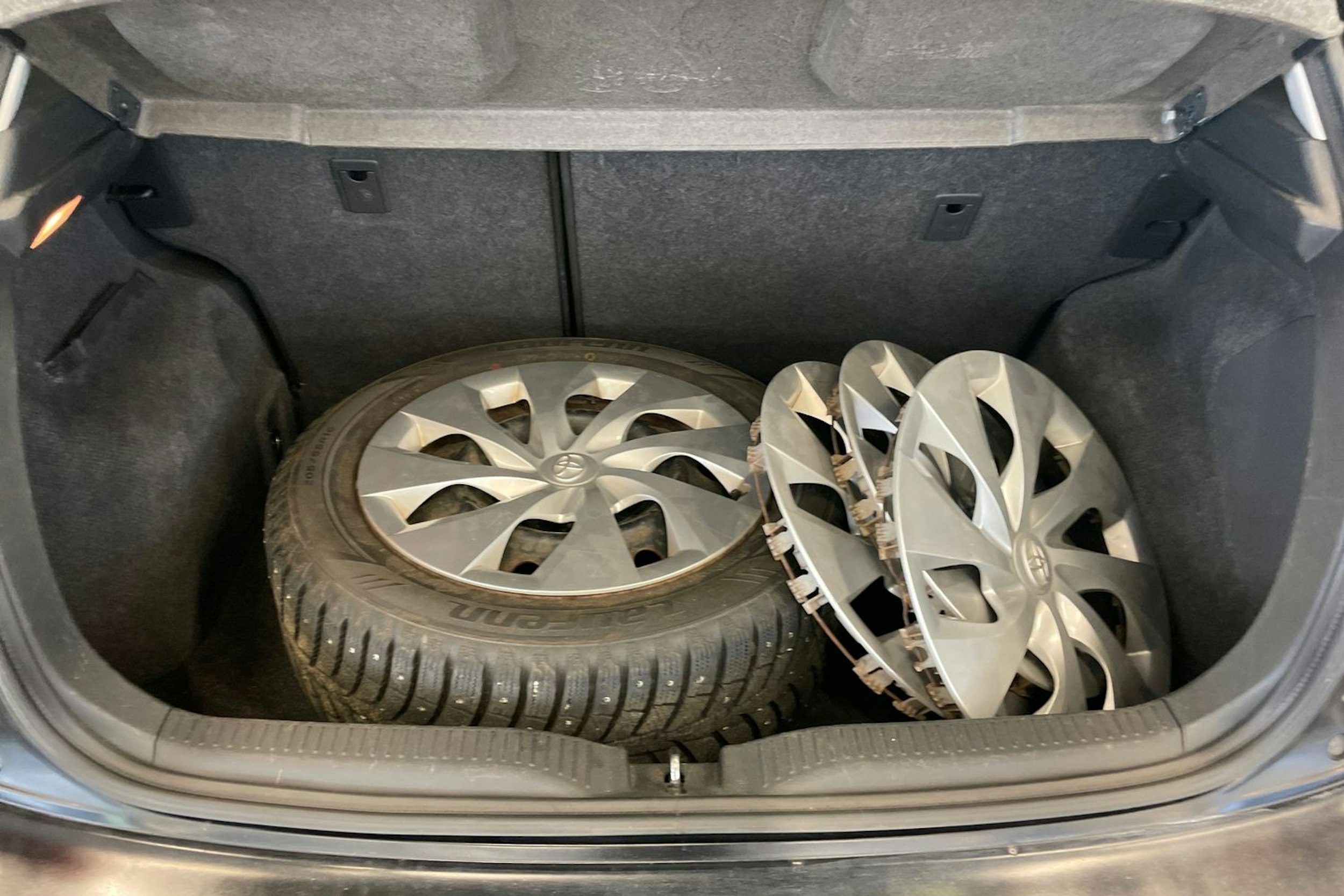 oranssi Toyota Auris 2007 kuva 16.
