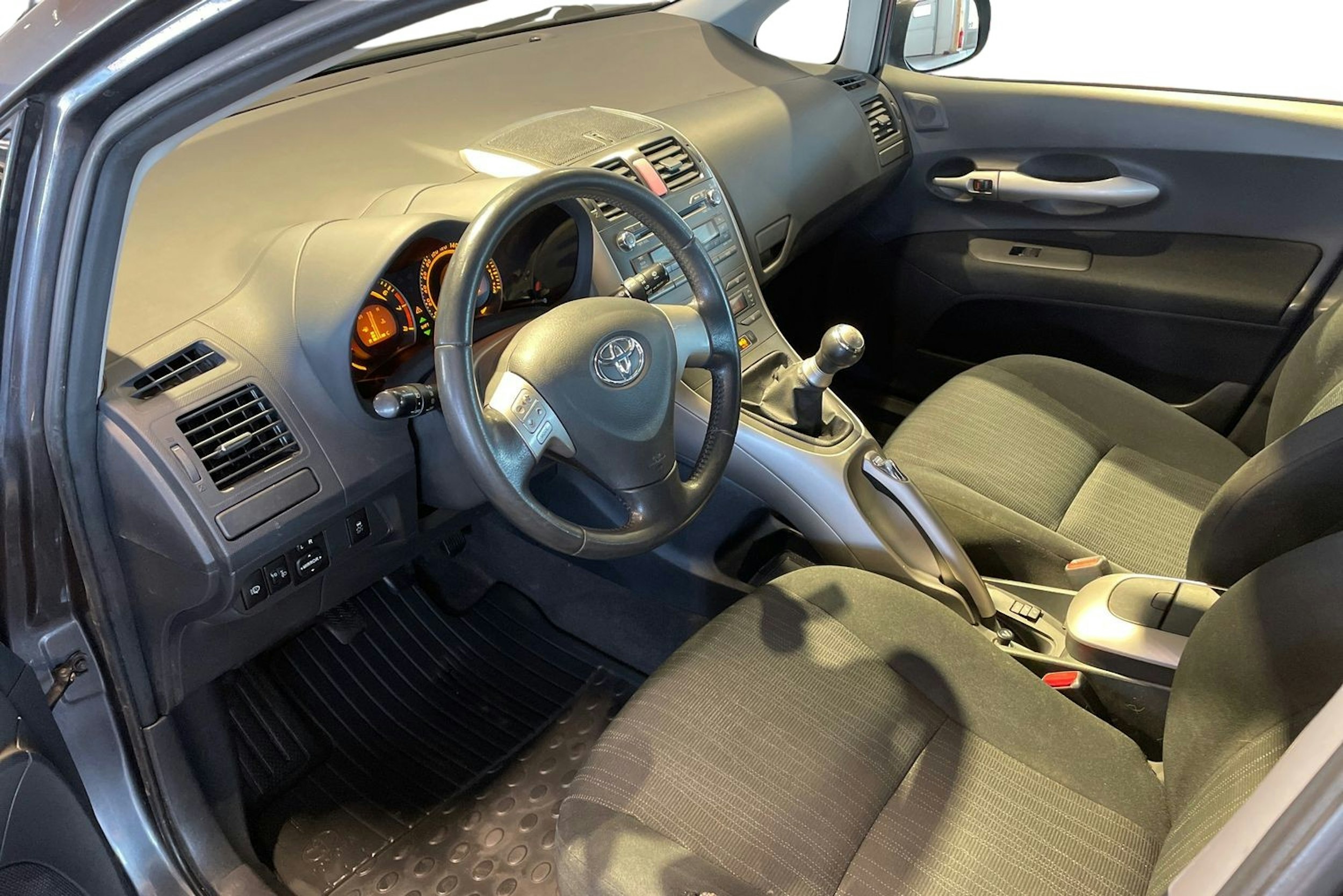 harmaa Toyota Auris 2008 kuva 7.