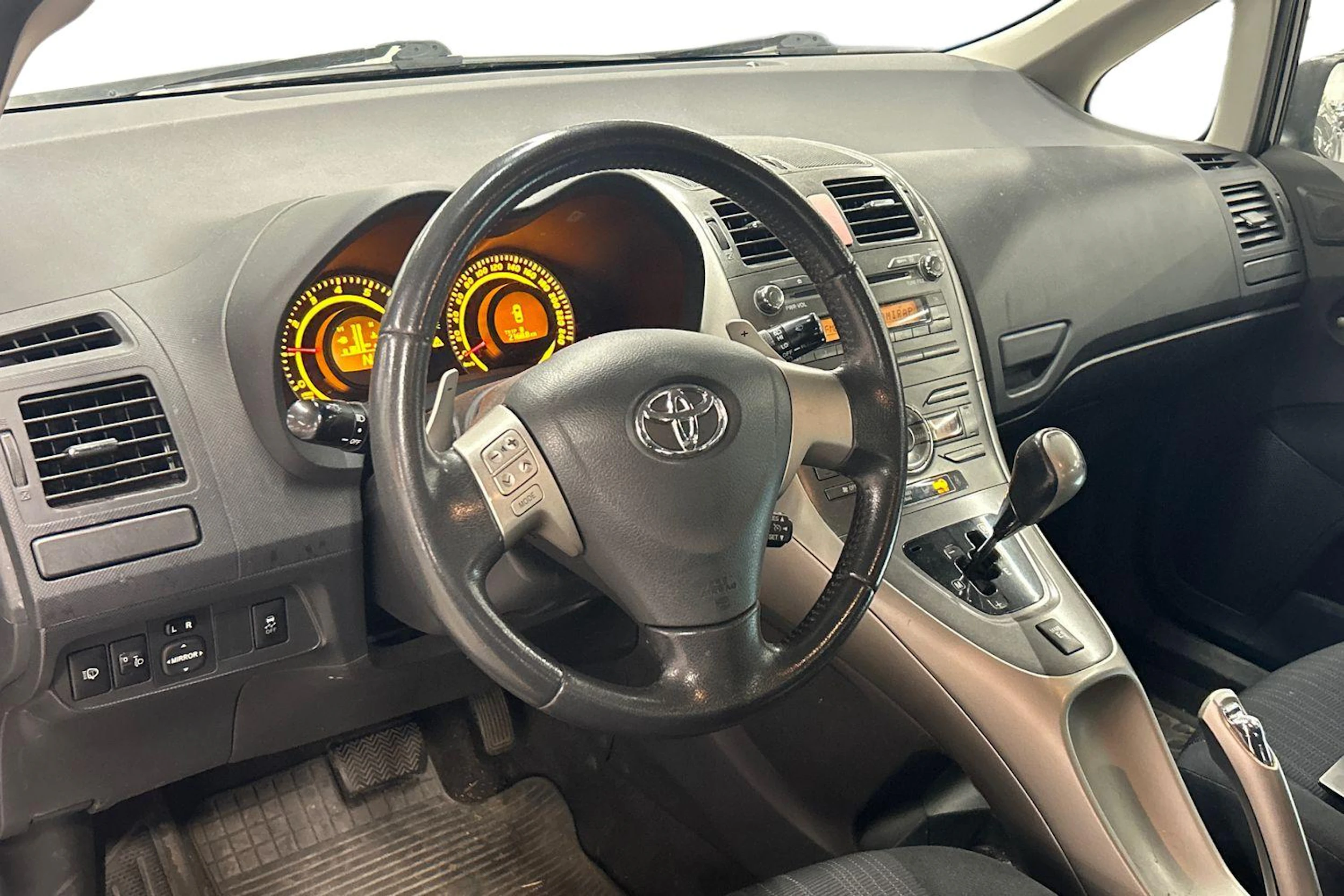 musta Toyota Auris 2008 kuva 3.