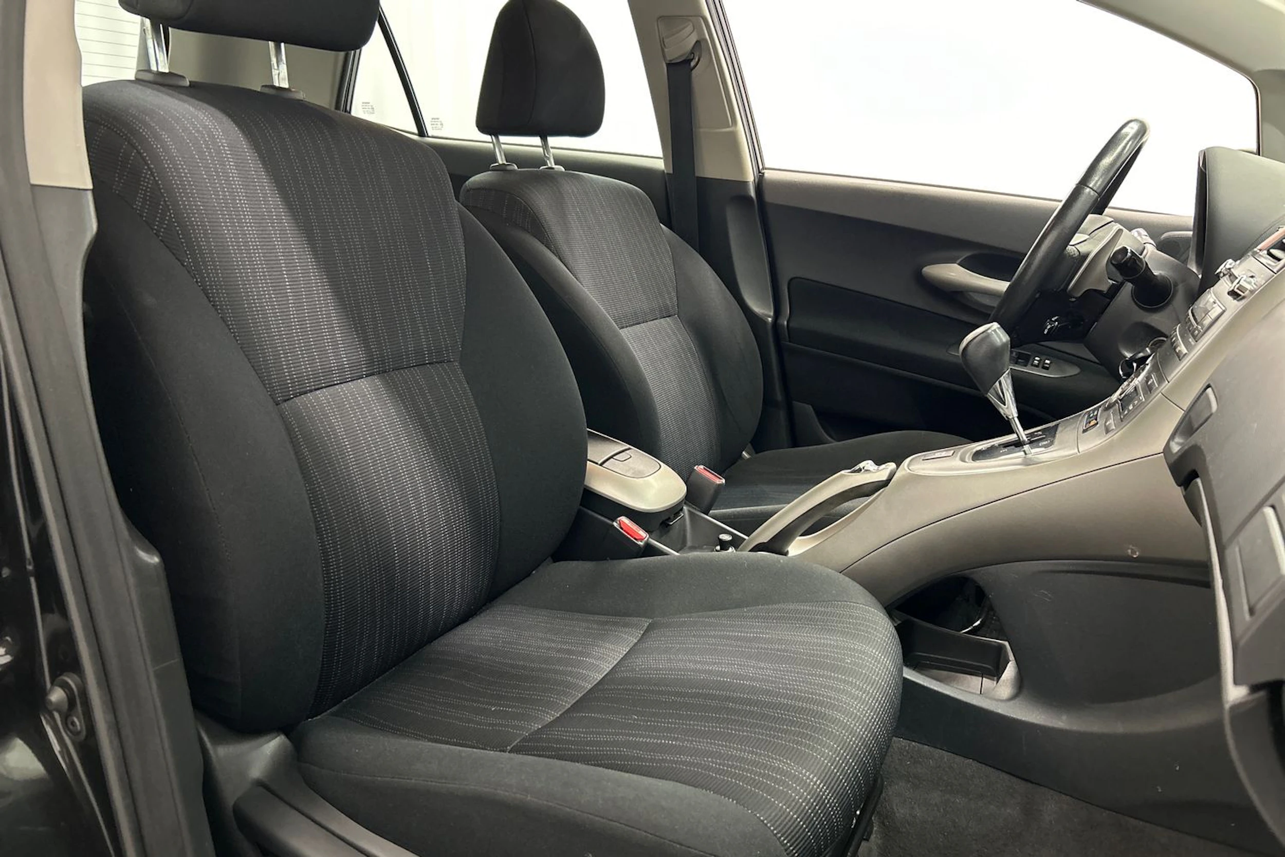 musta Toyota Auris 2008 kuva 11.