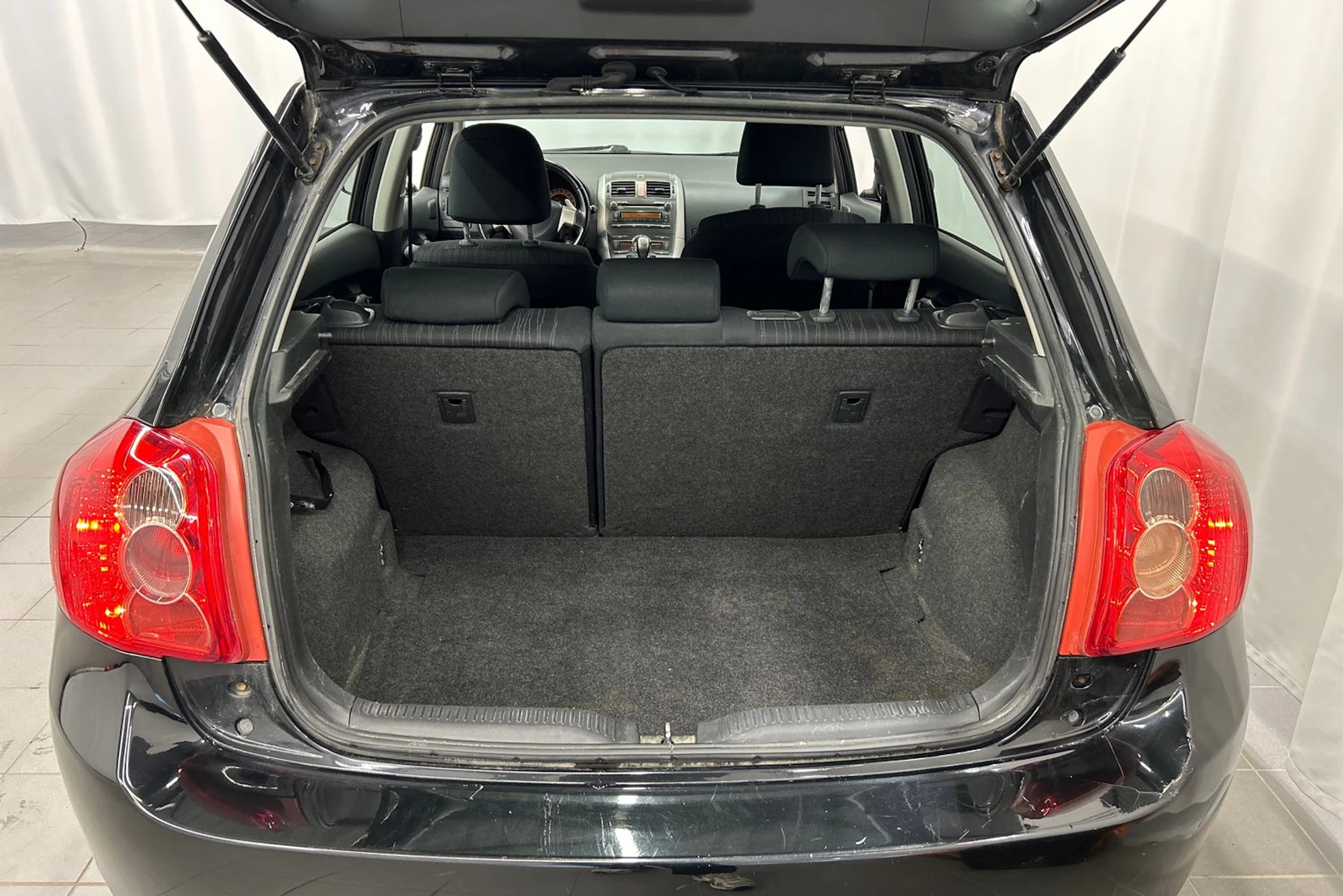 musta Toyota Auris 2008 kuva 12.