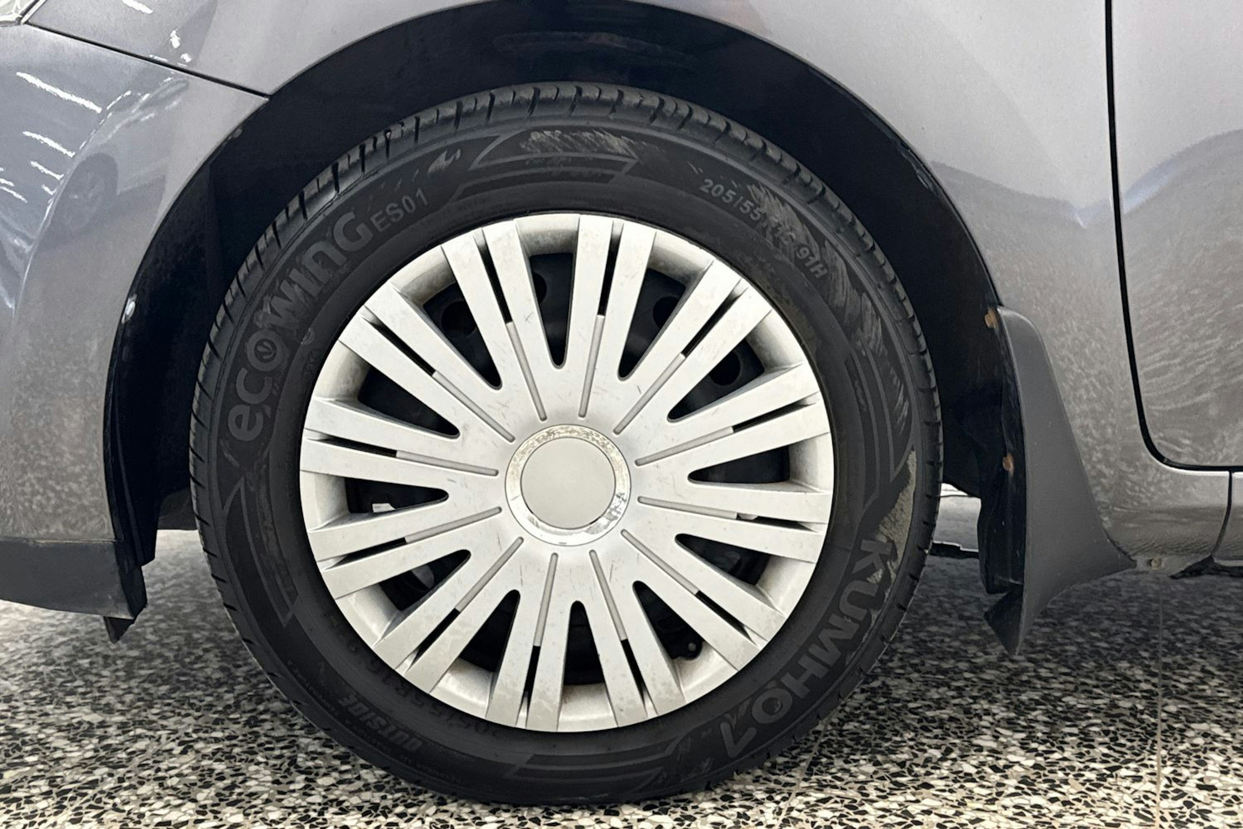 Harmaa Toyota Auris 2009 kuva 29.