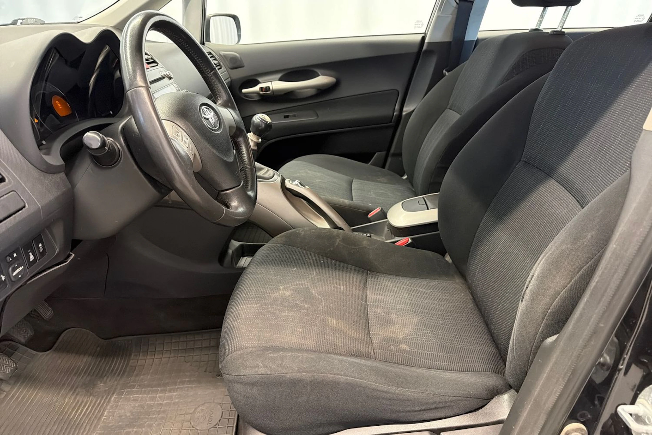 musta Toyota Auris 2009 kuva 12.
