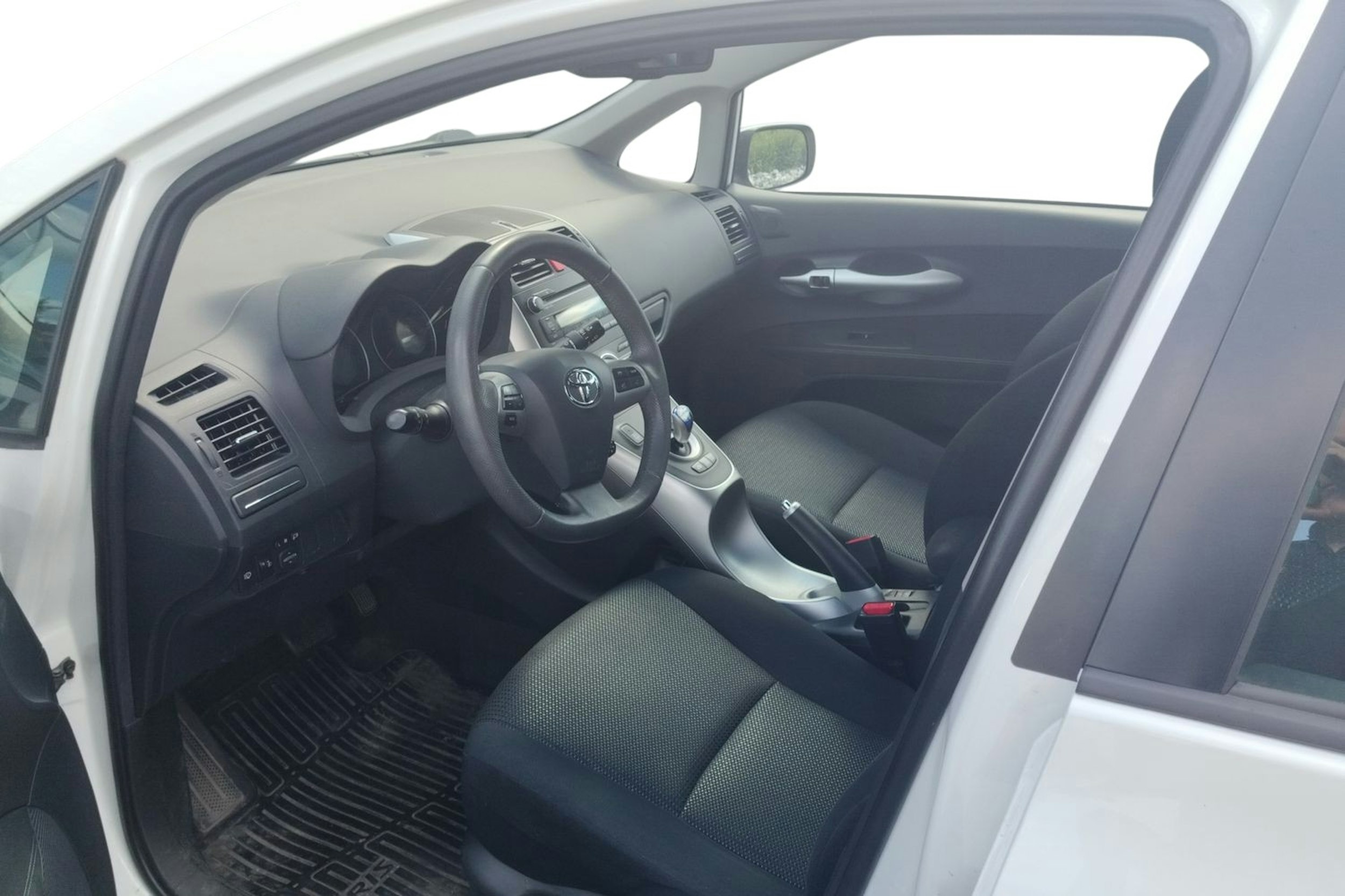valkoinen Toyota Auris 2010 kuva 3.