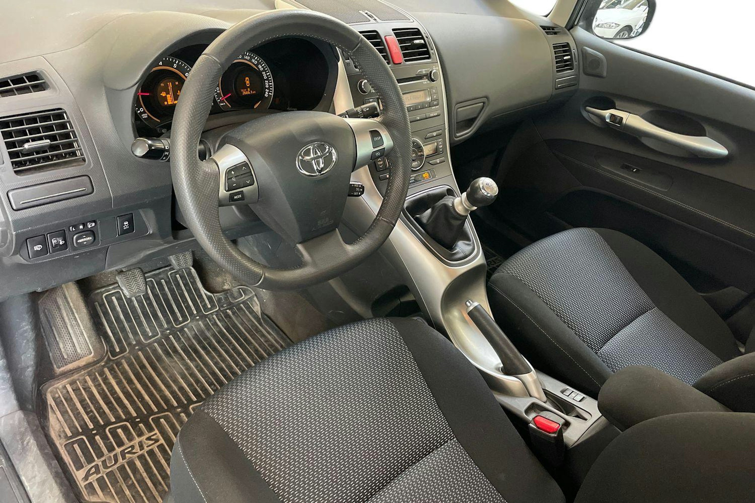 Harmaa Toyota Auris 2010 kuva 3.