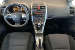 Harmaa Toyota Auris 2010 kuva 9.