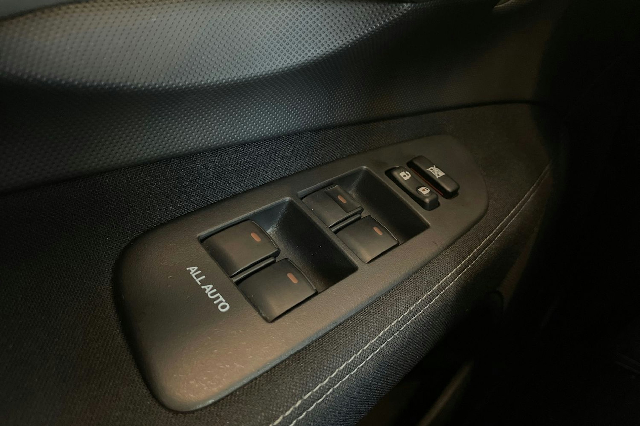 Harmaa Toyota Auris 2010 kuva 22.