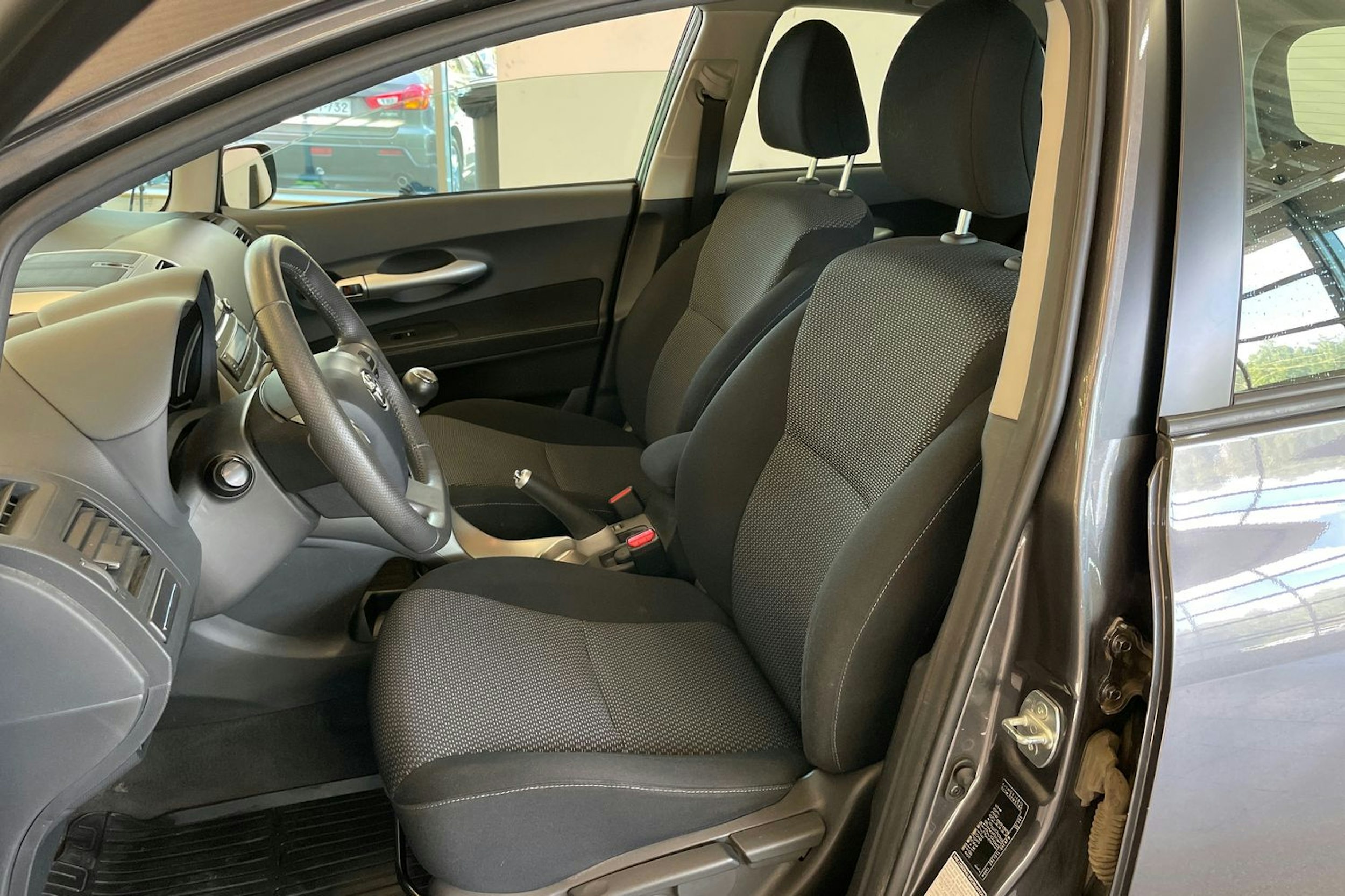 Harmaa Toyota Auris 2010 kuva 25.