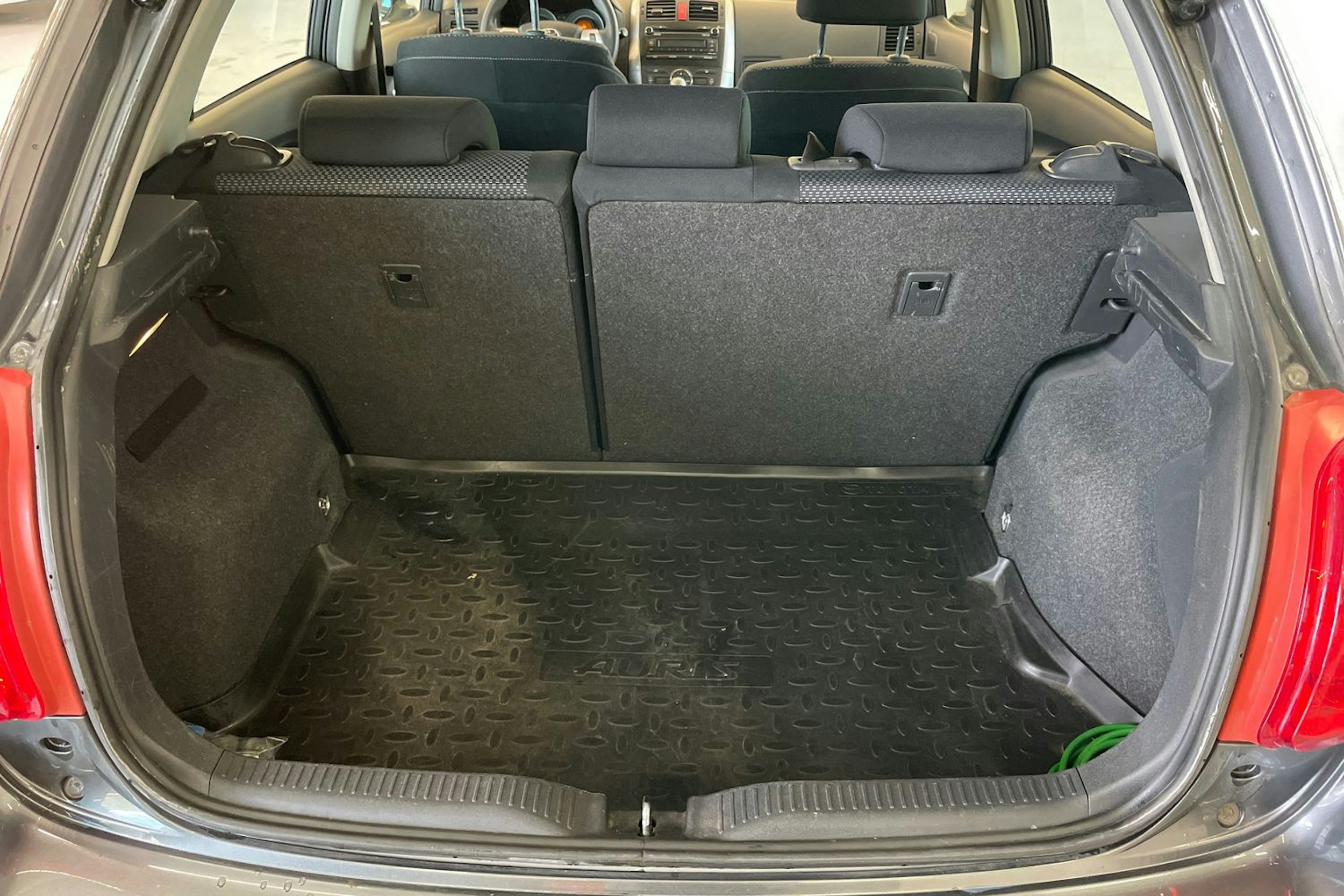 Harmaa Toyota Auris 2010 kuva 26.