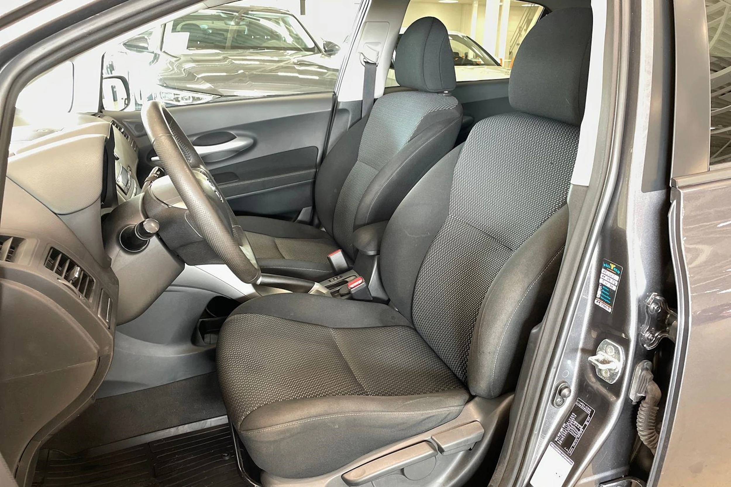 harmaa Toyota Auris 2010 kuva 11.
