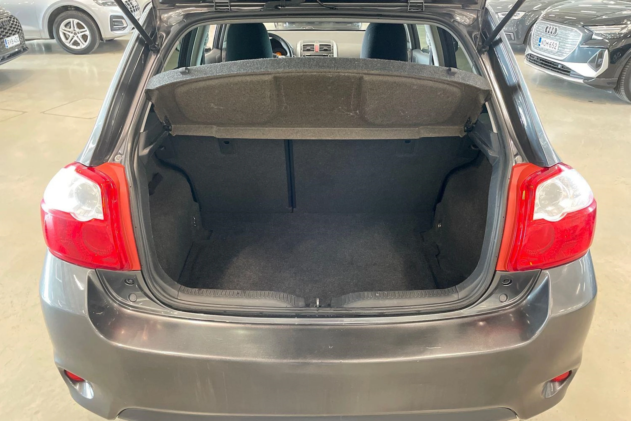 harmaa Toyota Auris 2010 kuva 21.