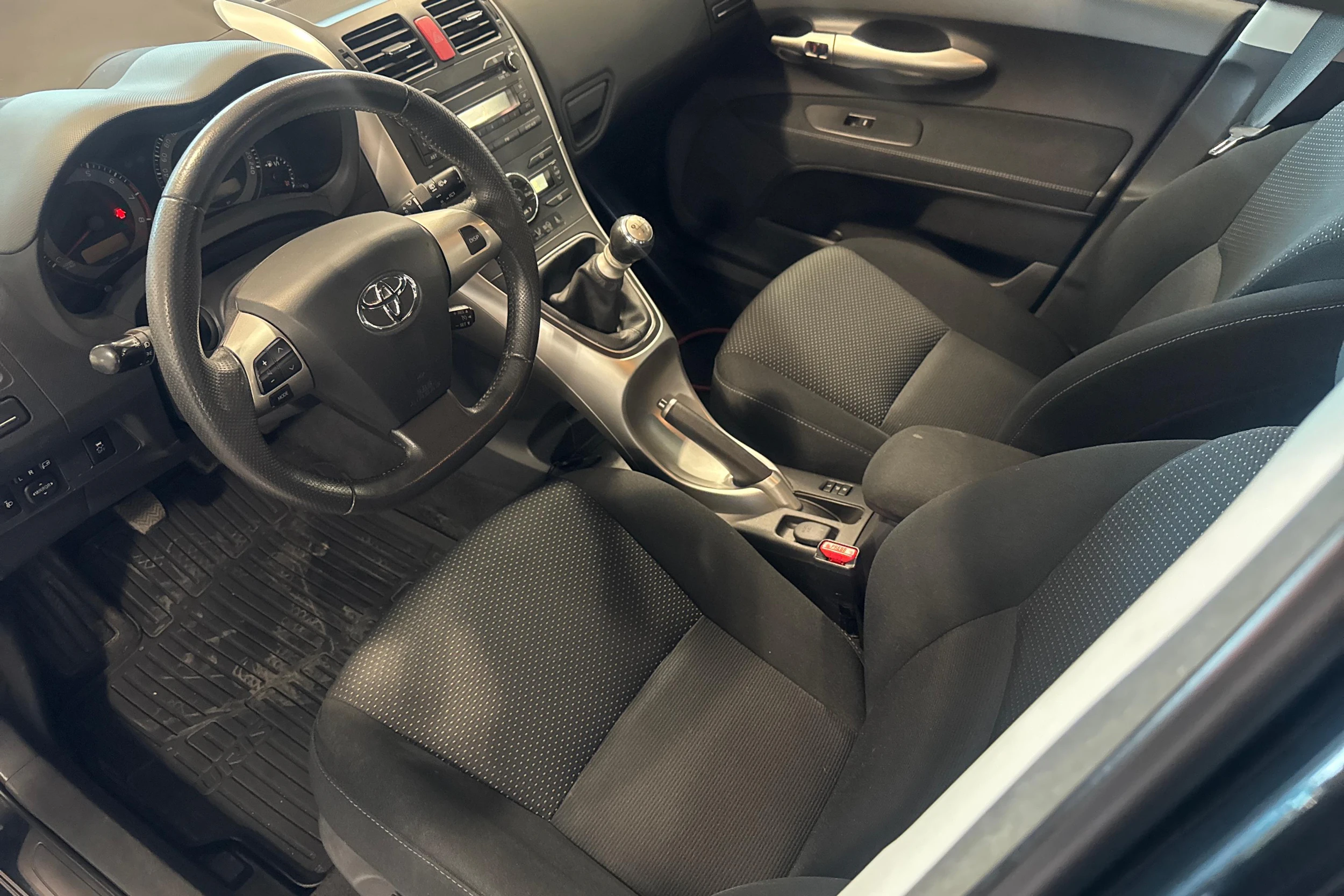 harmaa Toyota Auris 2011 kuva 6.