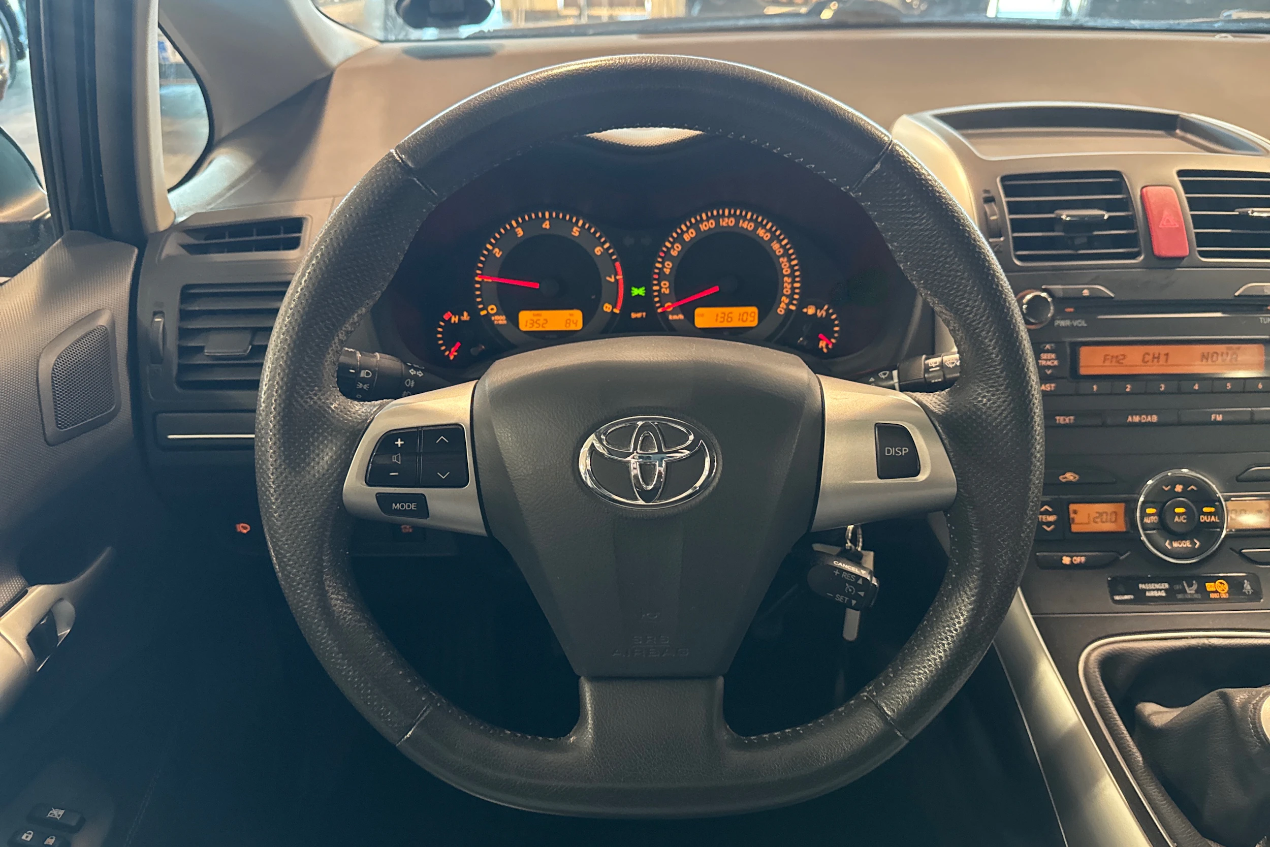 harmaa Toyota Auris 2011 kuva 11.