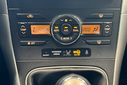 harmaa Toyota Auris 2011 kuva 14.