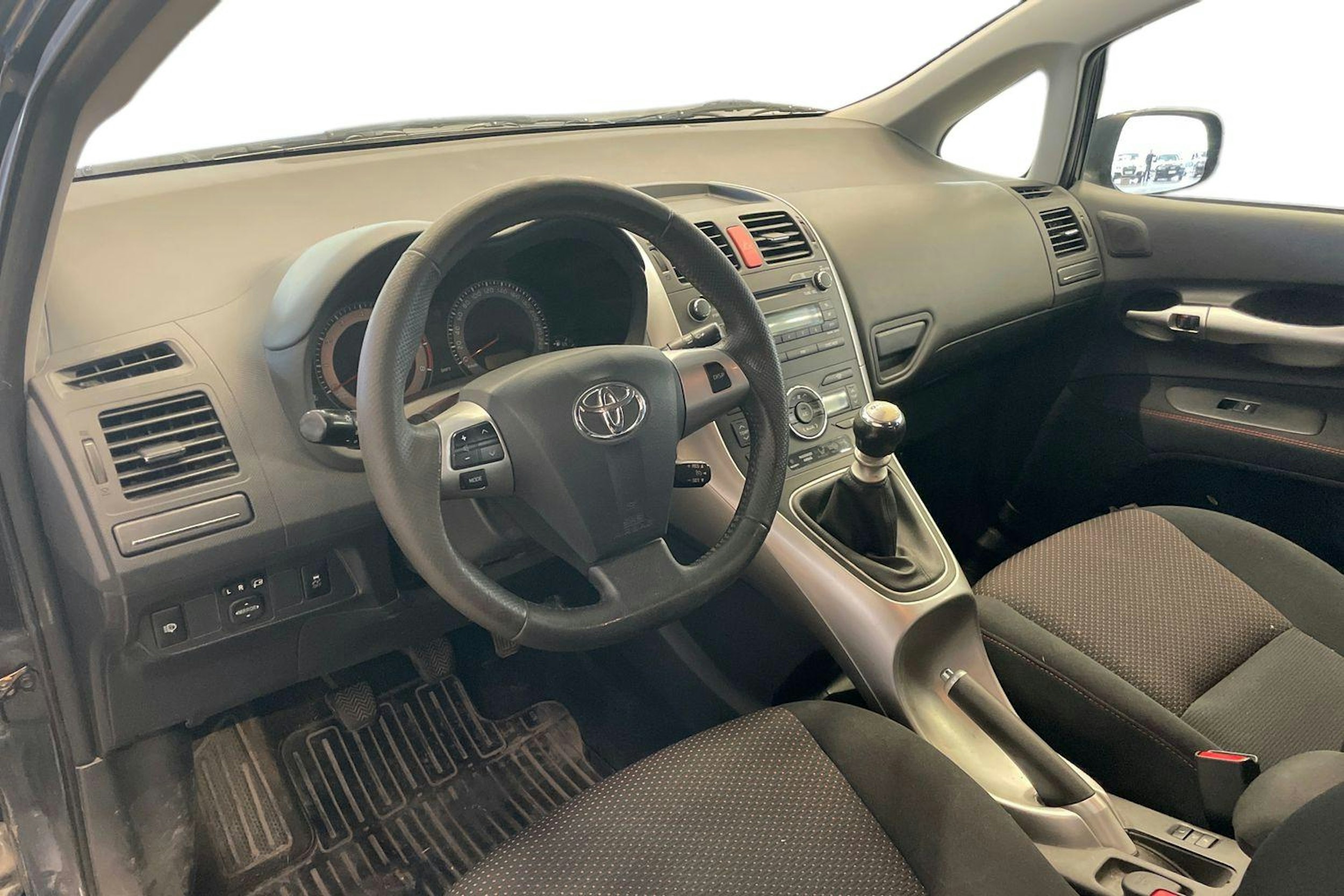 Harmaa Toyota Auris 2011 kuva 3.