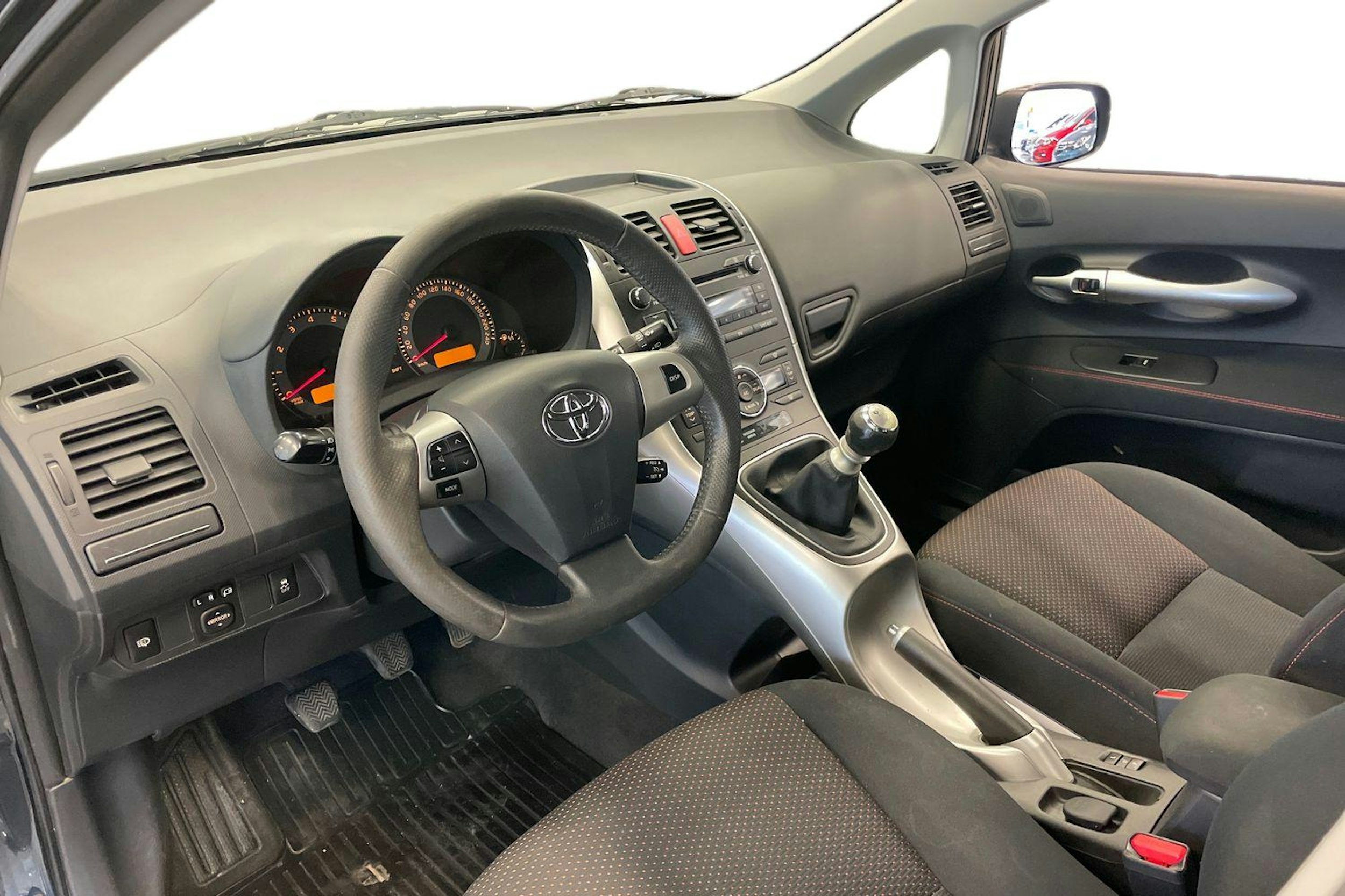 Harmaa Toyota Auris 2011 kuva 7.