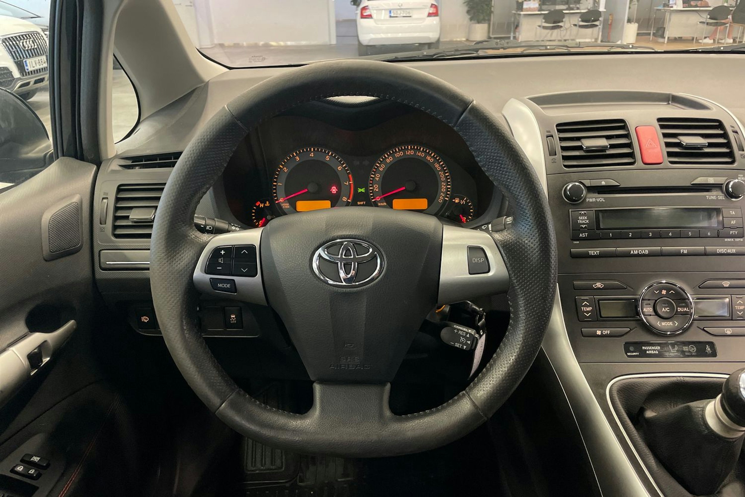Harmaa Toyota Auris 2011 kuva 17.