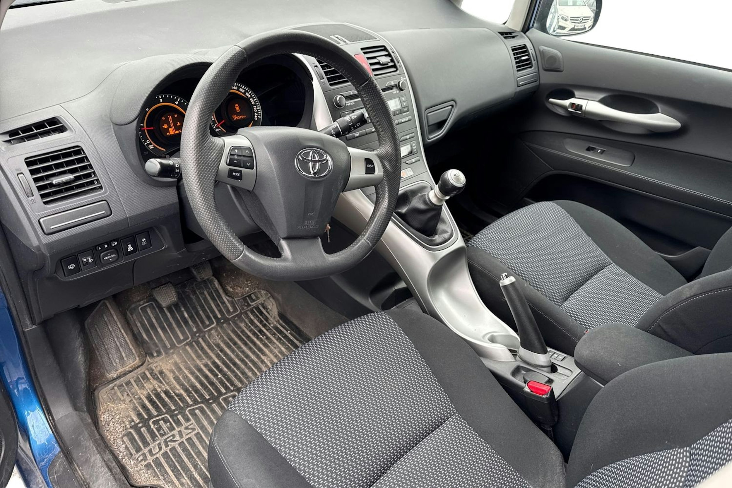 sininen Toyota Auris 2011 kuva 3.
