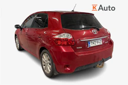 punainen Toyota Auris 2011 kuva 2.