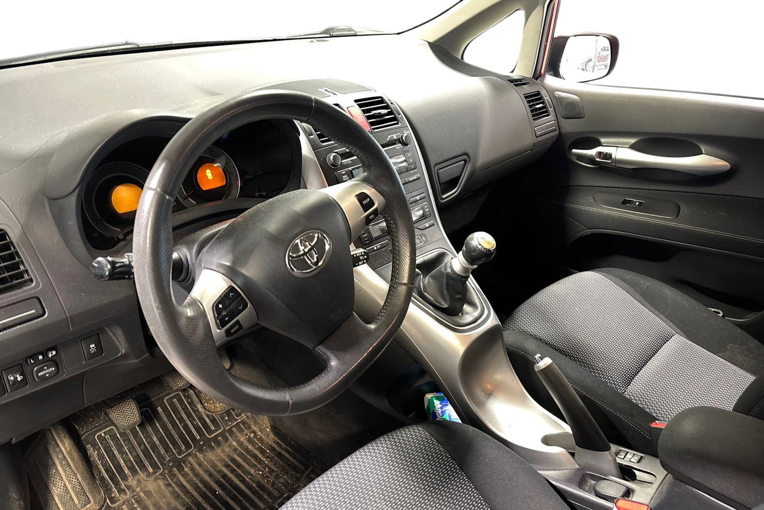 punainen Toyota Auris 2011 kuva 3.