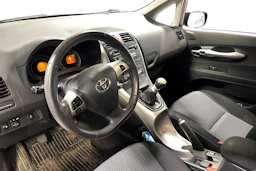 punainen Toyota Auris 2011 kuva 3.