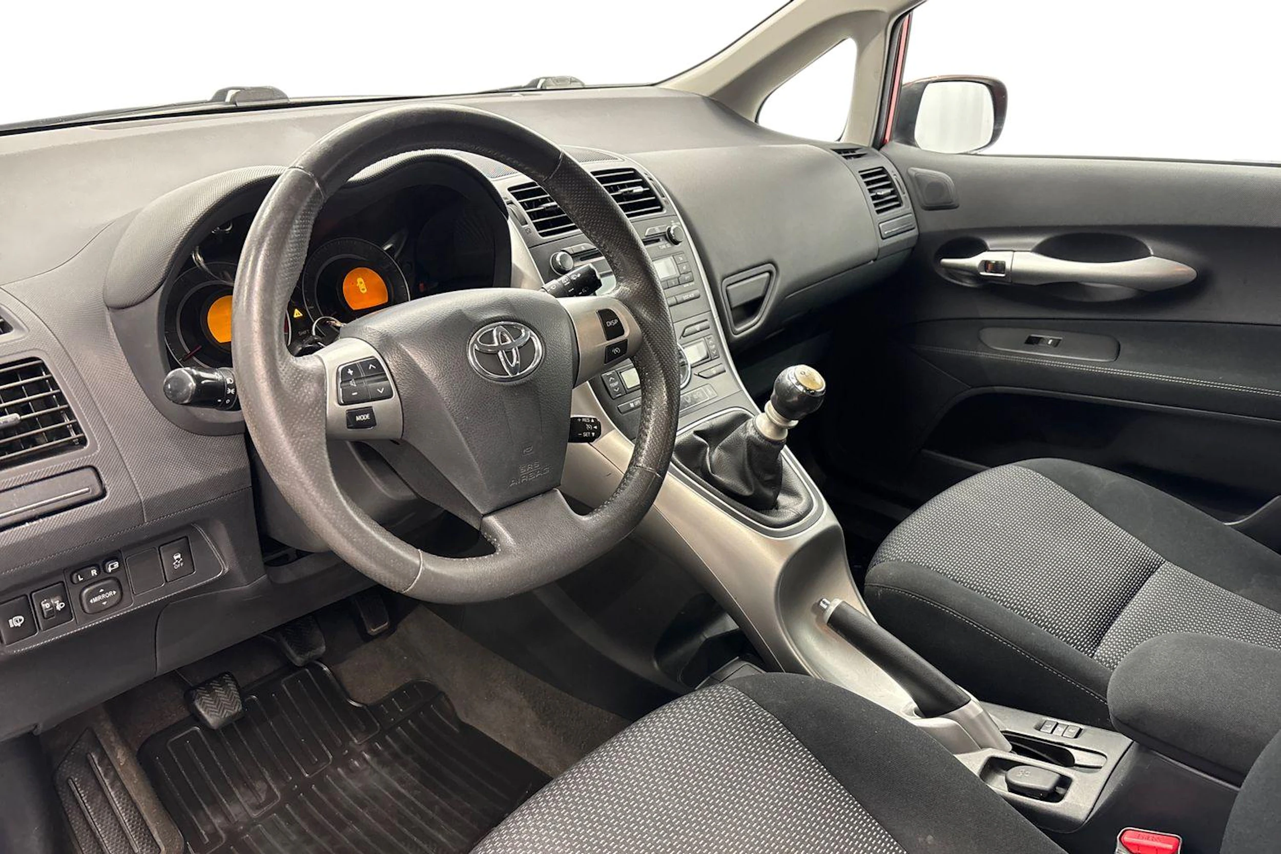punainen Toyota Auris 2011 kuva 6.