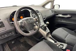 punainen Toyota Auris 2011 kuva 6.