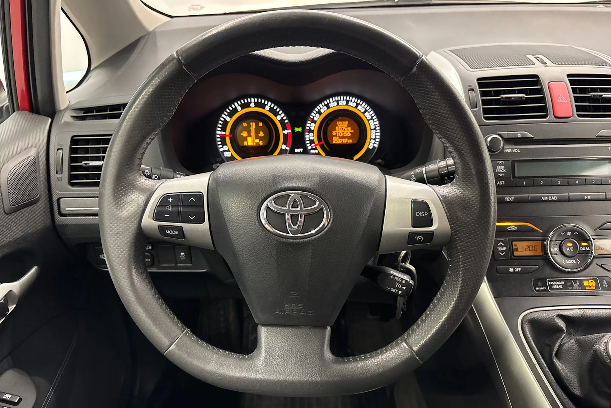punainen Toyota Auris 2011 kuva 12.