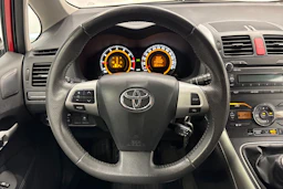 punainen Toyota Auris 2011 kuva 12.