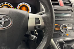 punainen Toyota Auris 2011 kuva 14.