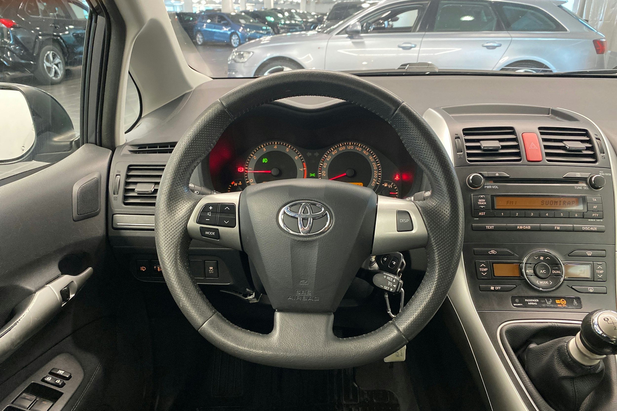 harmaa Toyota Auris 2011 kuva 16.