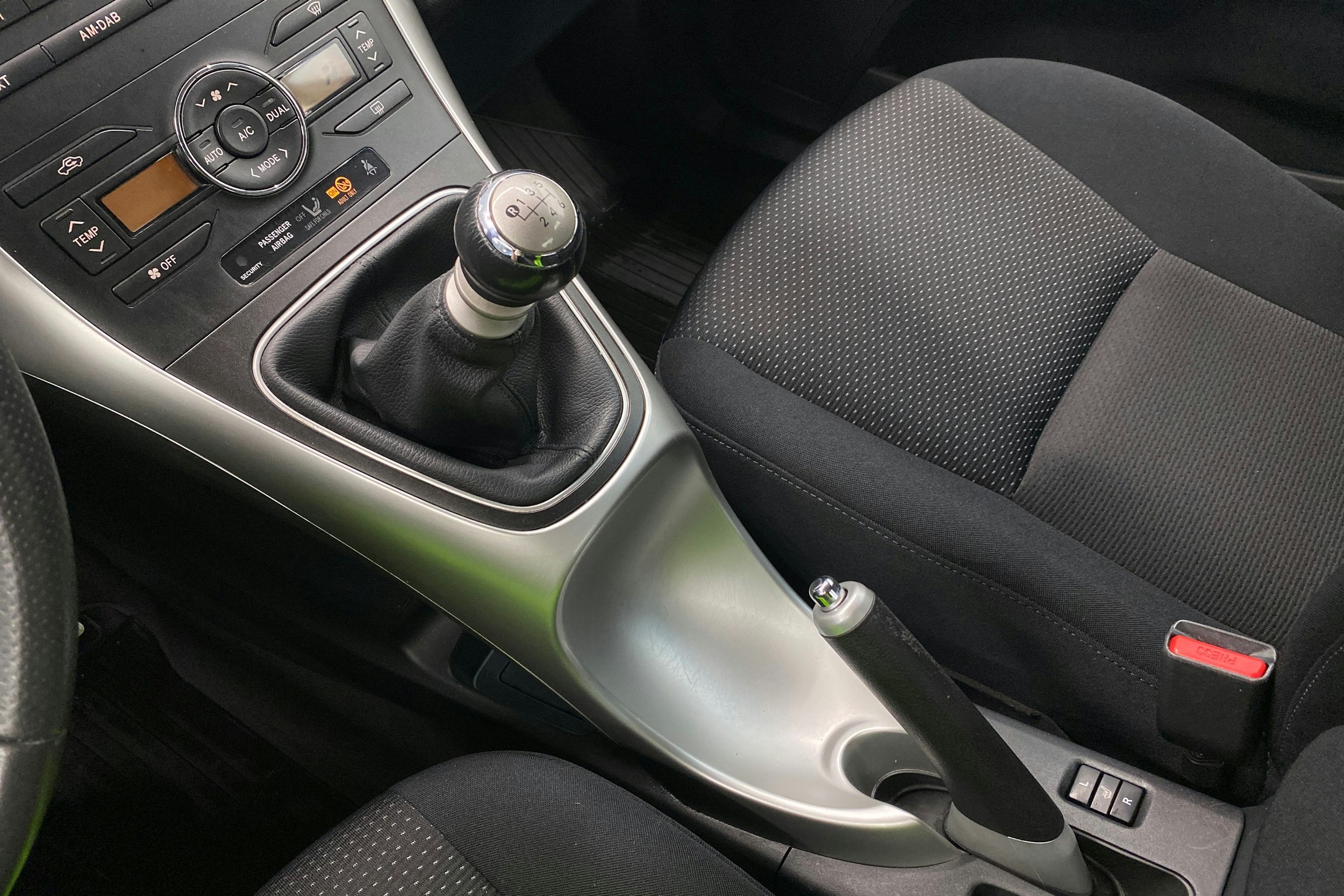 harmaa Toyota Auris 2011 kuva 24.