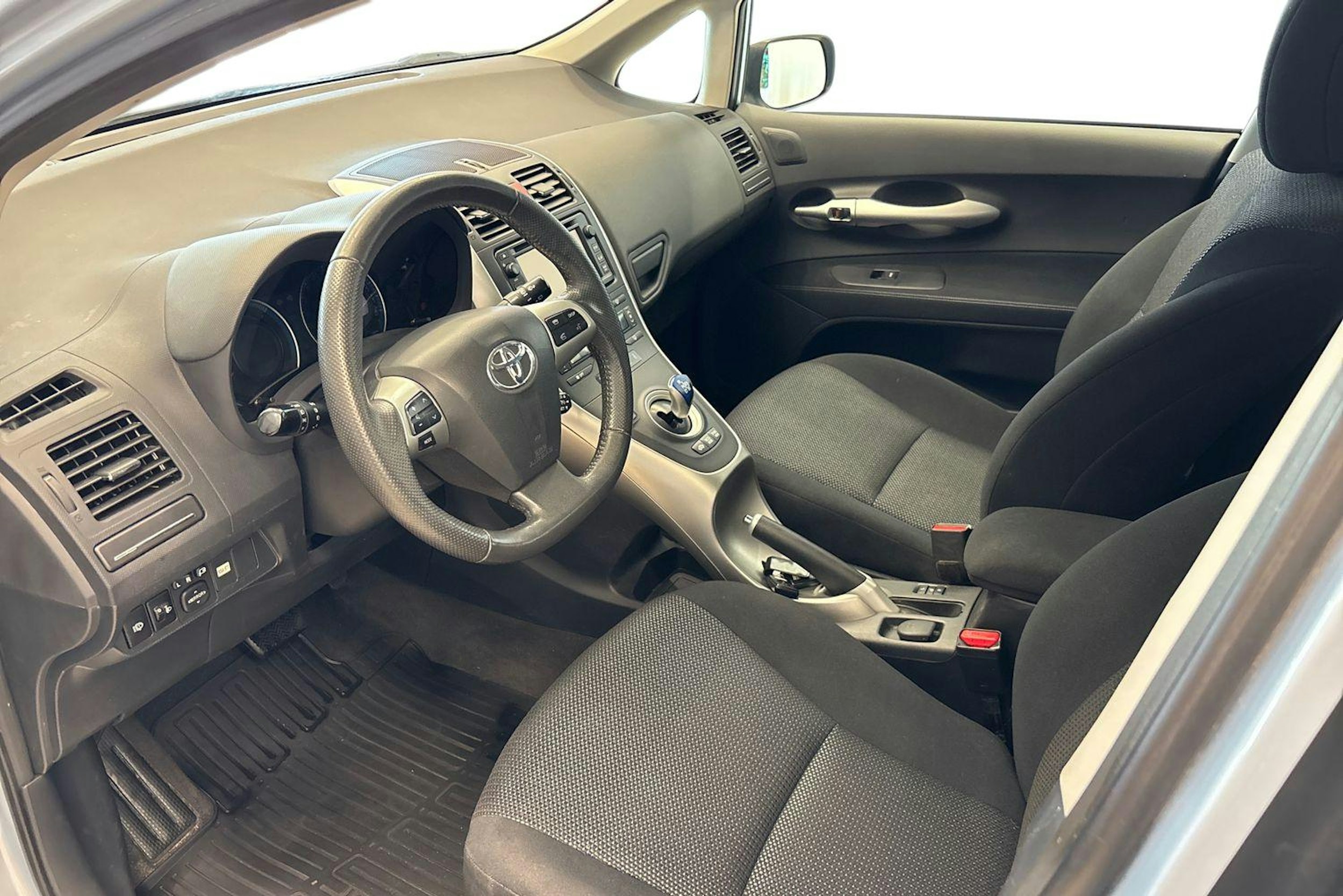 sininen Toyota Auris 2012 kuva 7.